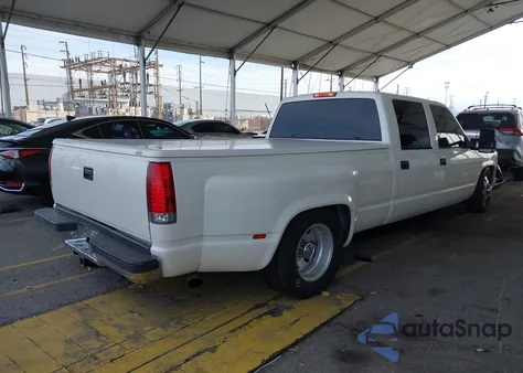 1998 Chevrolet C3500 z USA, uszkodzony, nr VIN 1GCHC33J9WF045279